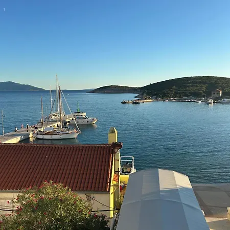 Tiny House For Two In - Cres Island