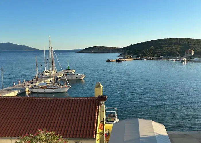 Tiny House For Two In - Cres Island